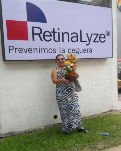 Maria Teresa Perez, our first patient, brought a beautiful bouquet for RetinaLyze for being a great health entrepreneur in Bolivia.